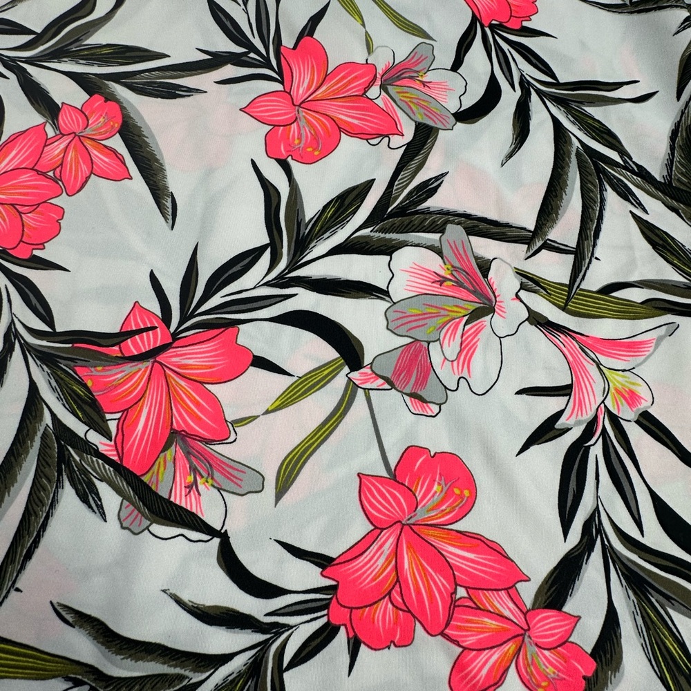 Tail Sleeveless Floral Design - Picture 5 of 5